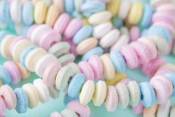 Cukierki Naszyjnik Niebieskim Tle Kolorowe Pastelowe — Zdjęcie stockowe
