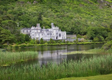 Kylemore Manastırı göl kenarında. İrlanda Milli Parkı Connemara.