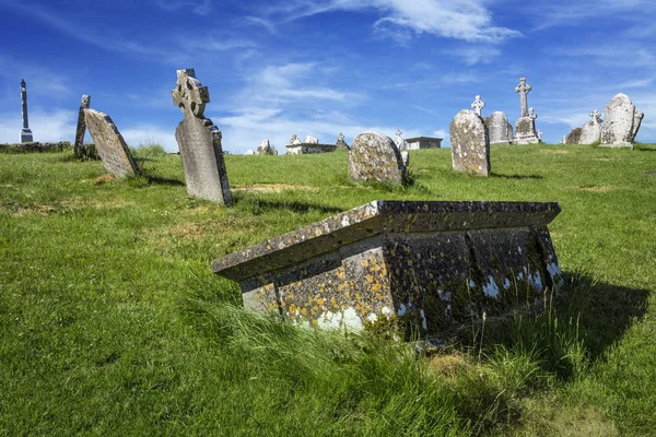 โบสถ Clonmacnoise กางเขนและหล งศพท วไป โบสถ ไอร แลนด — ภาพถ่ายสต็อก