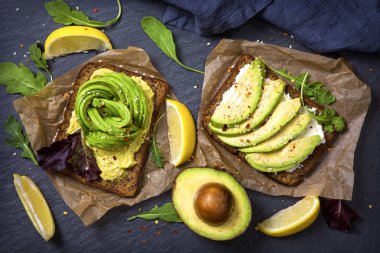 Çavdar ekmeği, guacamole ve taze avokado sandviç