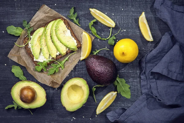 Sanduíches Com Pão Centeio Guacamole Abacates Frescos — Fotografia de Stock