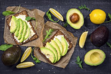 Çavdar ekmeği, guacamole ve taze avokado sandviç