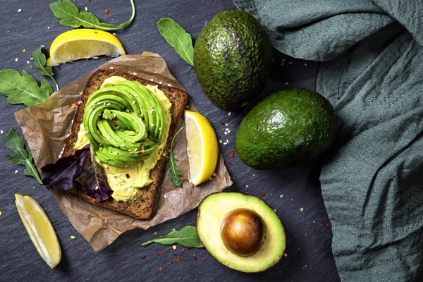 Sanduíches Com Pão Centeio Guacamole Abacates Frescos — Fotografia de Stock