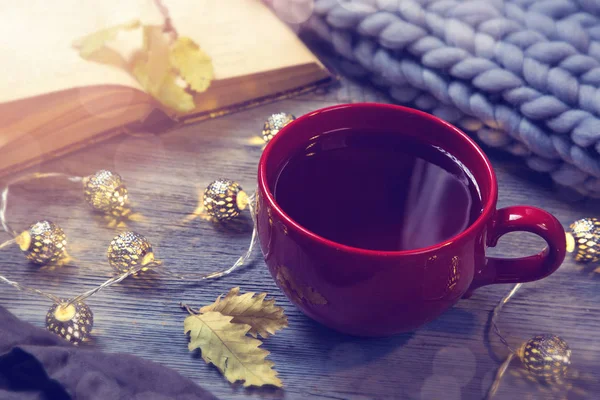 Rote Tasse Tee Girlanden Und Wolldecke — Stockfoto