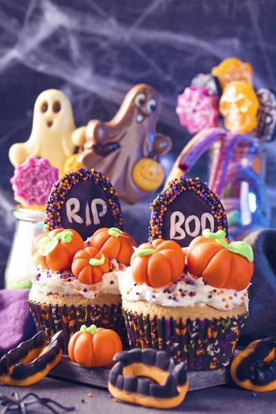 Süßigkeiten Für Die Halloween Party Auf Einem Hölzernen Hintergrund — Stockfoto