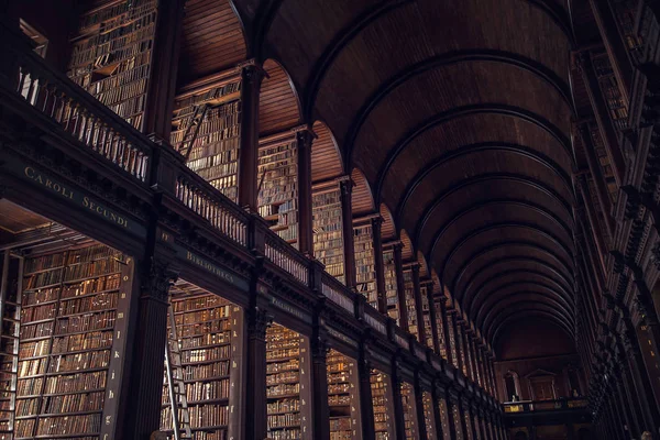 Dublin, İrlanda - 14 Temmuz 2018: Dublin, İrlanda için 14 Temmuz 2018 Trinity College kitaplığında uzun Oda.