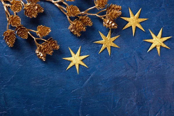 蓝色背景的金色树枝 — 图库照片