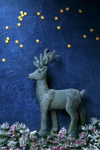 Kerst Decoratie Herten Een Blauwe Achtergrond — Stockfoto