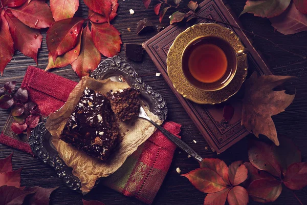 Bolo Chocolate Uma Xícara Chá Fundo Madeira — Fotografia de Stock