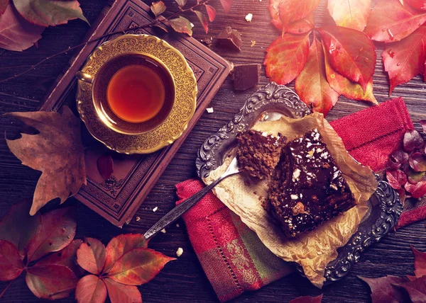 チョコレート ケーキと木製の背景にお茶のカップ — ストック写真