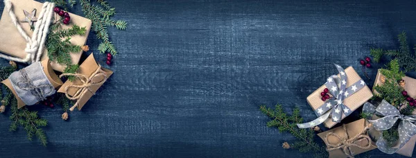 木製の背景にビンテージ プレゼント — ストック写真