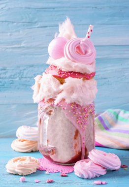 Donutlu ve pamuklu çilek karışımı.