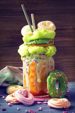 Donut ve pamuk helvalı kayısı ucubesi