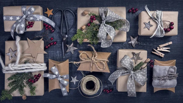 Рождественские Подарки Деревянном Фоне — стоковое фото