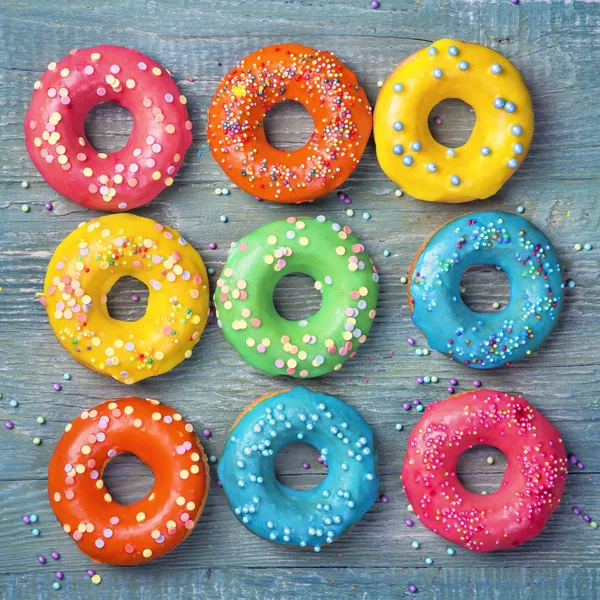 Donuts Coloridos Fundo Azul Madeira — Fotografia de Stock