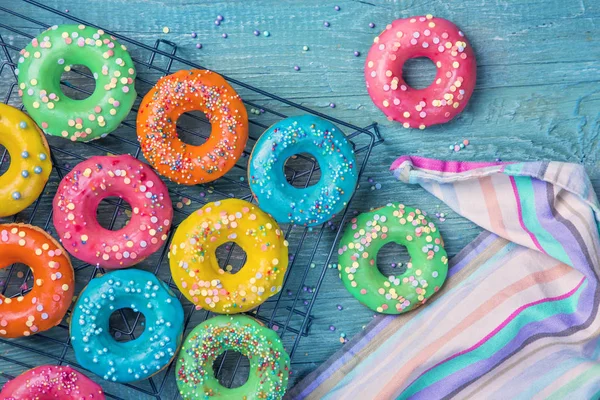 Donuts Coloridos Fundo Azul Madeira — Fotografia de Stock