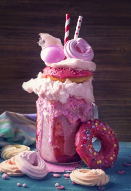 Donutlu ve pamuklu çilek karışımı.