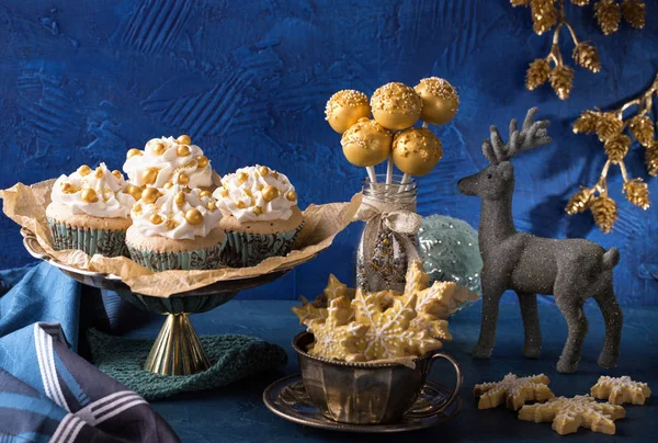 Goldene Süßigkeiten Für Weihnachten Auf Blauem Hintergrund — Stockfoto