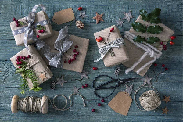 Regalos Vintage Navidad Sobre Fondo Madera —  Fotos de Stock