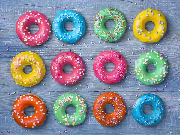 Donuts Coloridos Fundo Azul Madeira — Fotografia de Stock