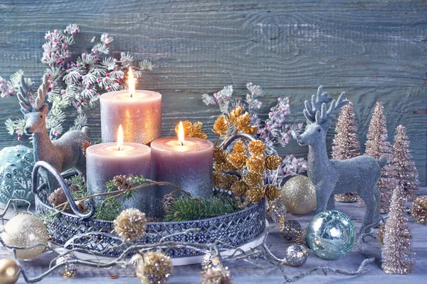 Kaarsen Kerstdecoratie Een Houten Achtergrond — Stockfoto