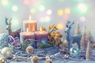 Mumlar ve Noel dekorasyonu ahşap arka plan üzerinde