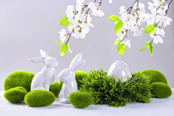 Керамические Пасхальные Кролики Яйцо Сером Фоне — стоковое фото