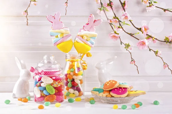 Bunte Süßigkeiten Auf Weißem Hintergrund — Stockfoto
