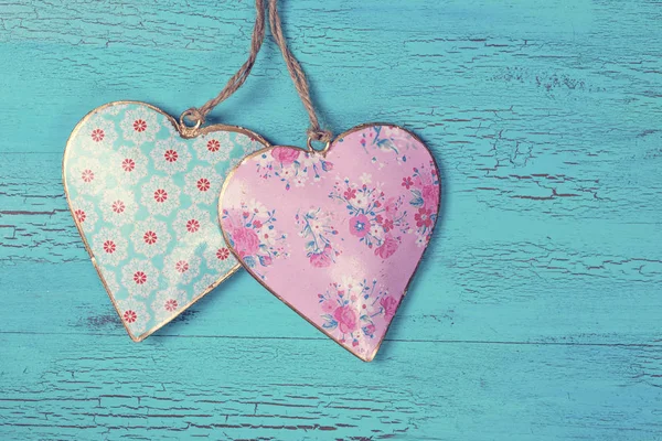 Два Сердца Голубом Деревянном Фоне — стоковое фото