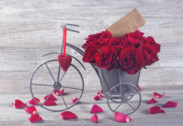 Rose Rouge Dans Vase Vélo Sur Fond Bois — Photo