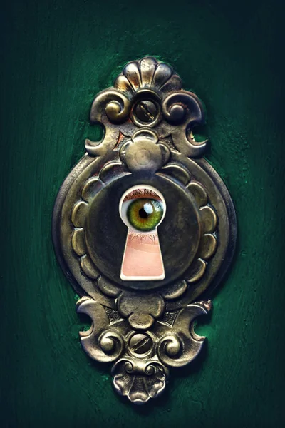 Female Eye Looking Keyhole — Φωτογραφία Αρχείου