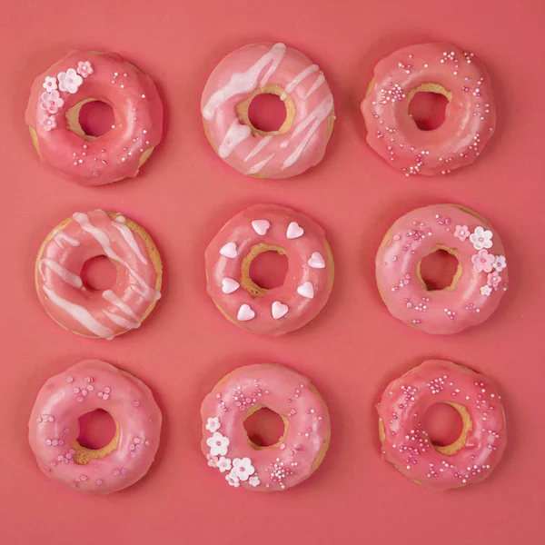 Doce Donuts Fundo Papel Coral Vivo — Fotografia de Stock