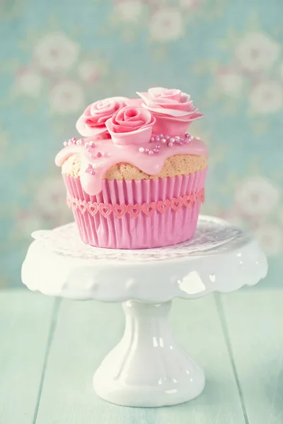 Cupcake Con Flores Rosadas Sobre Fondo Madera Azul — Foto de Stock