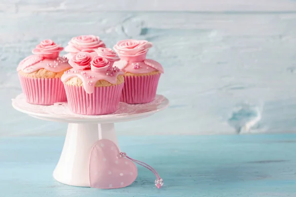 Rosa Tasse Kuchen Auf Blauem Hintergrund — Stockfoto