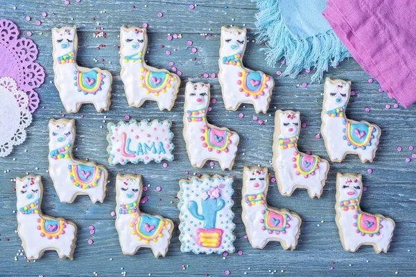 Biscoitos Llama Fundo Madeira — Fotografia de Stock