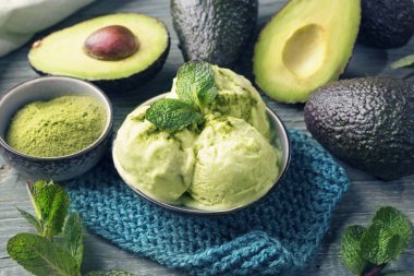 Vegan Avacado dondurma ile taze nane ve matcha tozu