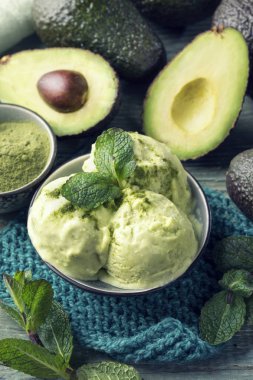 Vegan Avacado dondurma ile taze nane ve matcha tozu