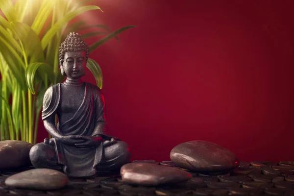 Статуя Будды и камни — стоковое фото