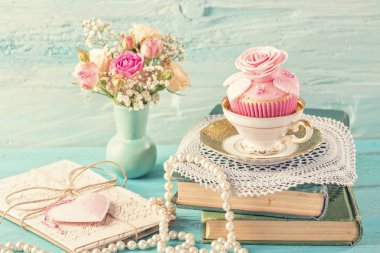 Pembe çiçekler ile cupcakes