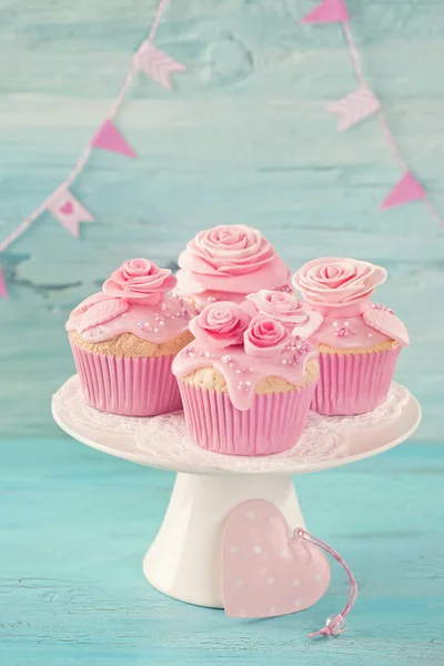 Cupcakes con flores rosas —  Fotos de Stock