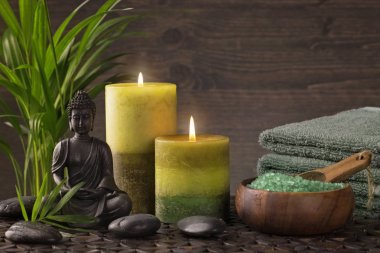 Buda heykeli, havlu ve mumlar