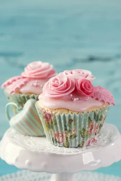 Cupcake with pink flowers — Stock Photo, Image