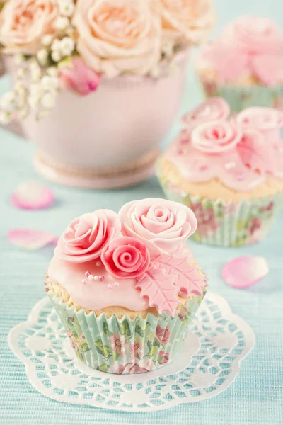 Cupcake com flores rosa Imagem De Stock