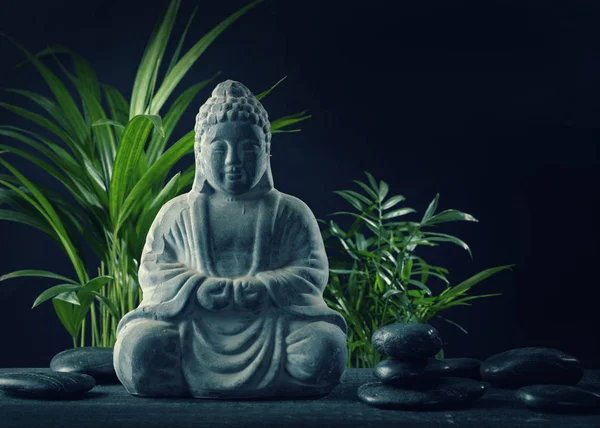 Статуя Будды и камни — стоковое фото