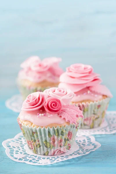 Cupcake med rosa blommor — Stockfoto