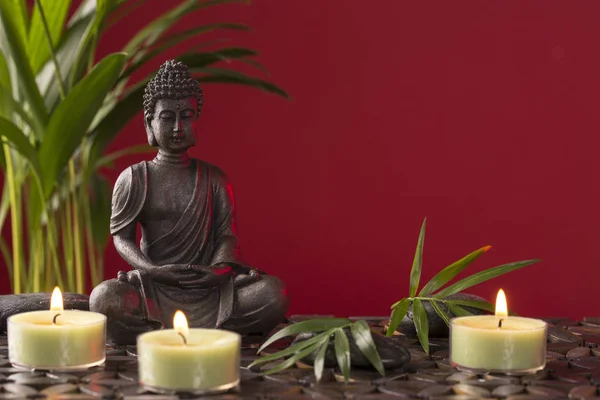 Estátua de buddha e velas — Fotografia de Stock