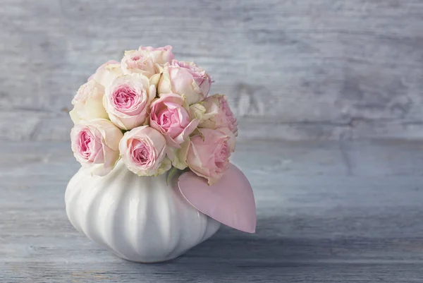 Rosas rosadas en un jarrón —  Fotos de Stock