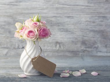 Beyaz bir Vazoda Çiçekler