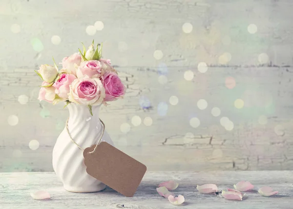 Blommor i en vit vas — Stockfoto