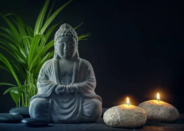 Estátua de Buda, toalhas e velas — Fotografia de Stock